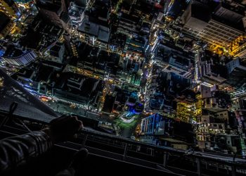 Rooftopping: The Extreme Art and Risks of Urban Vertical Exploration