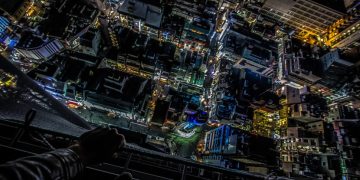 Rooftopping: The Extreme Art and Risks of Urban Vertical Exploration