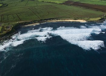 Winter Surfing at Peʻahi (Jaws): The Ultimate Big Wave Challenge